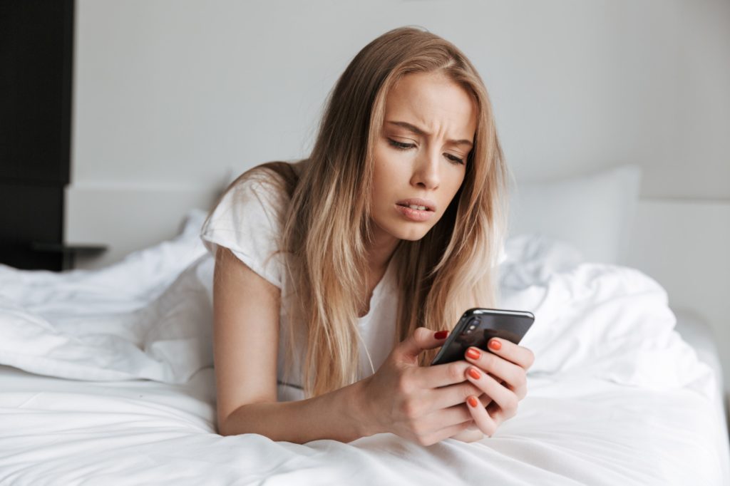 Vrouw kijkt bedroefd omdat niemand op haar nieuwsbrief zit te wachten.